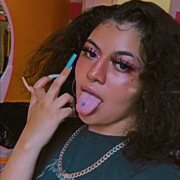 Meet your Posher, Kayla - Picture 8 of 16